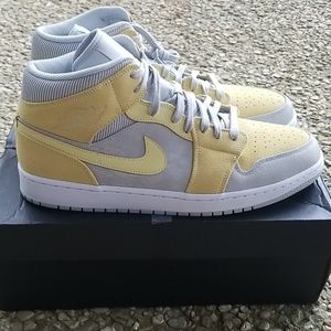 Jordan 1 Mid SE Mixed Texture